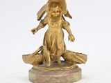 figurine en laiton représentant une femme assise sur un rocher