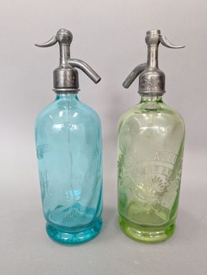 lot de deux distributeurs de savon en verre bleu et vert