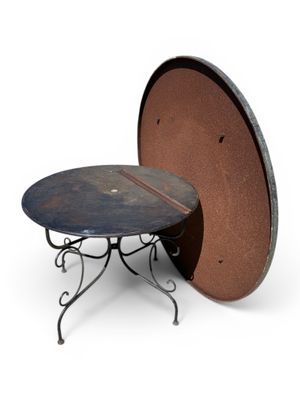 une image représentant une table ronde avec un piètement en métal et un plateau rond