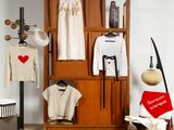 une armoire avec des vêtements suspendus à des cintres et une chaise placée devant