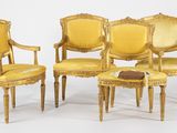 quatre chaises et une table basse dans une pièce sur fond blanc