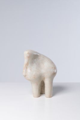 une figurine d'éléphant posée sur une table blanche