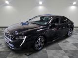 la voiture noire est garée sur un sol en damier dans le garage