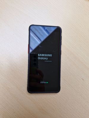 l'arrière d'un téléphone Samsung Galaxy S9 noir posé sur une table en bois