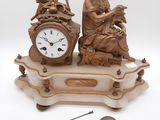 une horloge posée sur une table