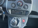 le tableau de bord d'une voiture, avec des boutons et un volant