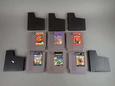 beaucoup de cartouches de jeux Nintendo sur la table