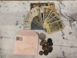 beaucoup d'argent posé sur une table