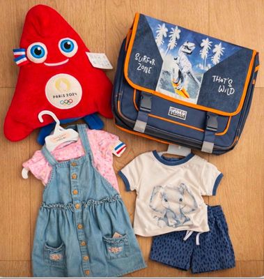 beaucoup de vêtements et un sac par terre