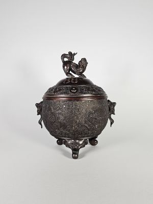 un service en argent ancien surmonté d'un oiseau
