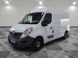 une camionnette blanche garée dans une pièce