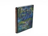 un livre à la couverture bleue posé sur une surface blanche