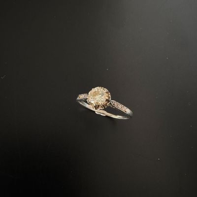 gros plan d'une bague en diamant sur une surface noire