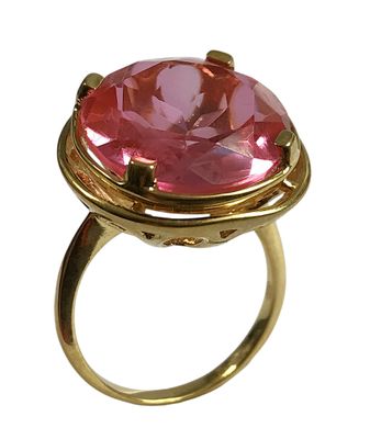 l'image d'une bague en or contenant une pierre rose