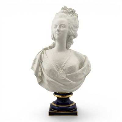 buste d'une femme portant un foulard et un collier de perles