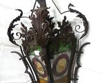 une lampe accrochée au mur