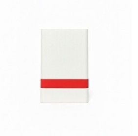 une serviette blanche et rouge posée sur une surface blanche