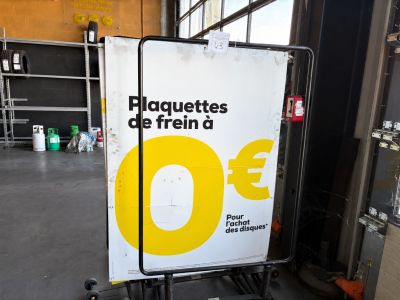 a sign that says blaguettes de freind oe