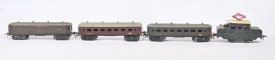plusieurs petits trains sont alignés sur une surface blanche