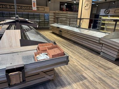 une grande vitrine au milieu d'un magasin