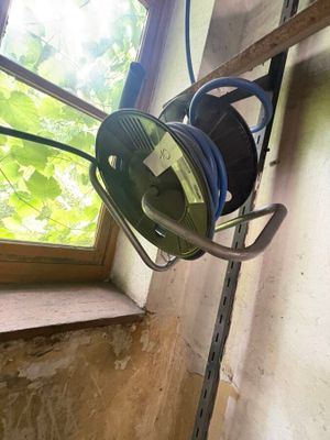 un tuyau raccordé au mur d'un immeuble