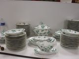 beaucoup d'assiettes et de tasses sur la table