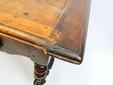 une vieille table en bois surmontée d'un tiroir