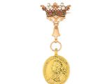 Gros plan sur une médaille d'or ornée d'une couronne