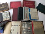 un grand nombre de livres posés sur une table
