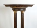 une grande table en bois surmontée de deux colonnes