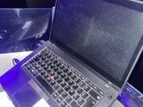 un ordinateur portable posé sur une table dans une pièce