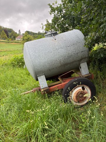 Vente sur désignation – Petite tonne à eau galva sur châssis arti