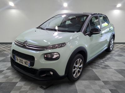 la citrole blanche est garée dans le garage sur un sol en damier