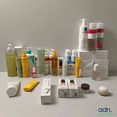 de nombreux types de produits de soins de la peau sur la table