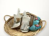 un panier contenant une paire de chaussures de bébé et une paire de chaussures de bébé
