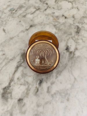 une petite pièce posée sur une table en marbre