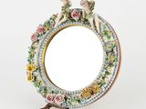 une photo d'un miroir orné de fleurs et d'oiseaux
