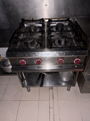 une cuisinière en métal à deux feux dans une cuisine