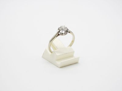 gros plan d'une bague en diamant sur une surface blanche