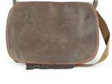 sac messager en cuir marron sur fond blanc