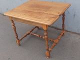 une petite table avec un plateau en bois posée sur un trottoir