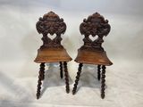 paire de chaises anciennes en bois sculpté, avec dossier et pieds sculptés