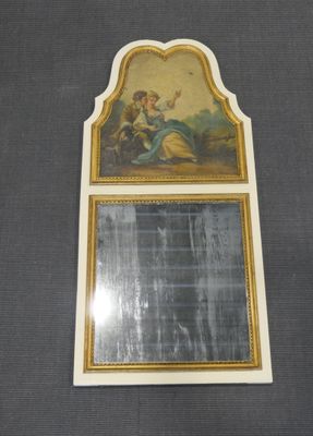 une photo d'un miroir sur lequel apparaît le reflet d'une femme
