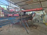 un homme qui travaille sur une machine dans un bâtiment