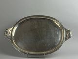 une assiette en argent munie d'une poignée et d'une autre poignée