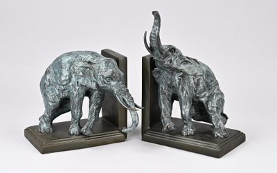 une paire de serre-livres en forme d'éléphants sur des socles en marbre, sur fond blanc