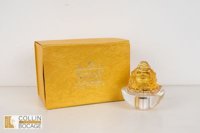 une boîte en or contenant une petite statuette de Bouddha