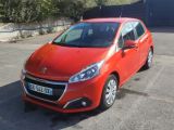 une photo d'une voiture rouge garée sur un parking