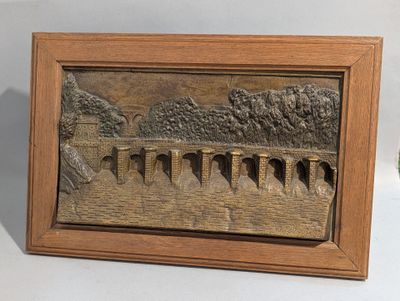 une photo d'une photo représentant un pont, dans un cadre en bois