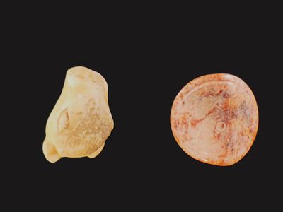 Chine. Deux pendentifs-amulettes en jadéite.